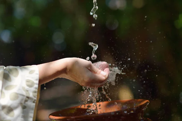 Spruzzando Gocce Acqua Fresca Sulla Ragazza Cura Della Pelle Morbida — Foto Stock