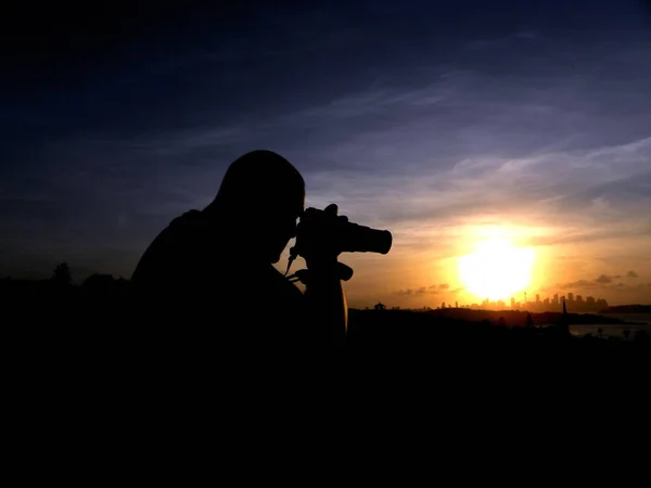 Людина Яка Фотографує Фоні Заходу Сонця — стокове фото