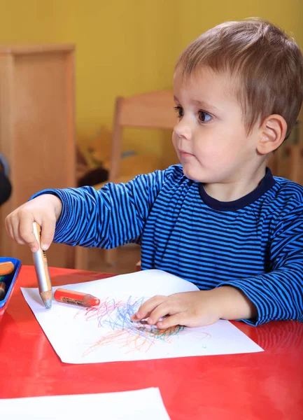 Carino Caucasico Bambino Disegno Quadro Nella Scuola Materna — Foto Stock