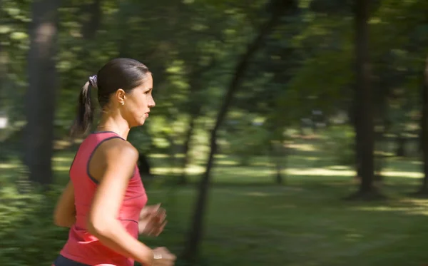 Imagen Panorámica Una Chica Corriendo Parque Enfoque Ojo Caliente Con — Foto de Stock