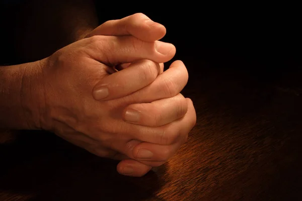 Bir Adamın Elleri Çok Dramatik Işıkla Dua Yla Katlanmış — Stok fotoğraf