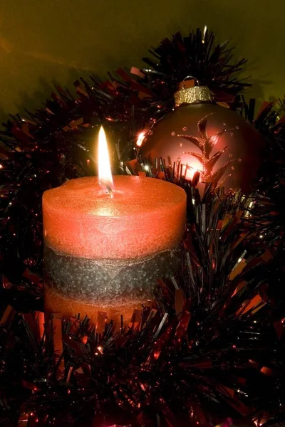 Χρυσά Και Κόκκινα Χριστουγεννιάτικα Στολίδια Κερί Στολίδια Πούλιες — Φωτογραφία Αρχείου
