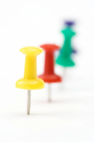 Renk Pushpins Sığ Dof Ile Olan Yakın Çekim — Stok fotoğraf