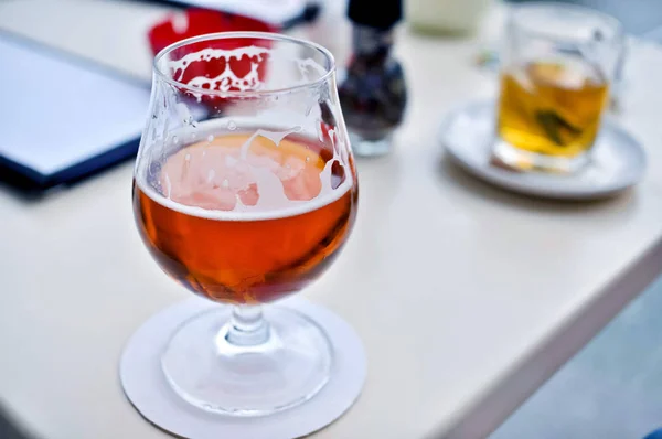 Cerveja Com Espuma Cálice Vidro — Fotografia de Stock