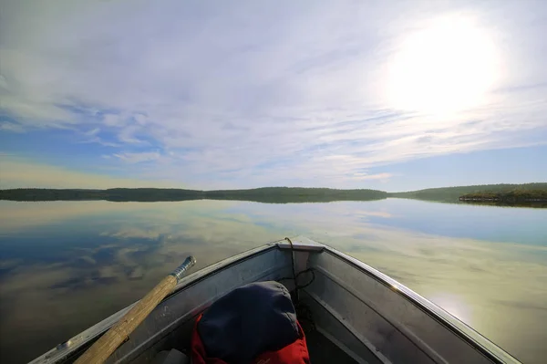 バックパックを持つボートの湖の穏やかな水 — ストック写真