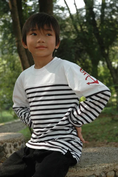 Фото Маленького Азіатського Хлопчика Сидить Парку — стокове фото