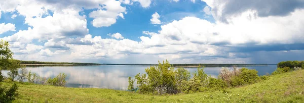 Jasné Nádherné Panorama Řeky Slunečného Dne Mraky — Stock fotografie