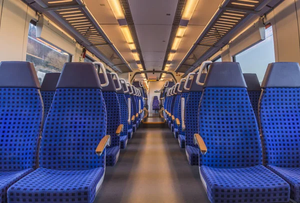 파란색 의자에 현대식 열차의 — 스톡 사진