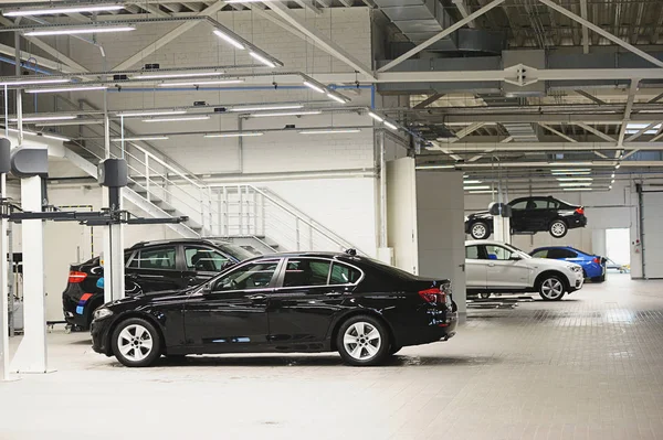 Auto Geparkeerd Voor Reparatie Grote Schone Garage — Stockfoto