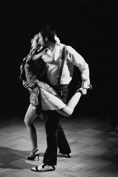 Prachtige Dansers Het Uitvoeren Van Een Argentijnse Tango Dans Zwart — Stockfoto