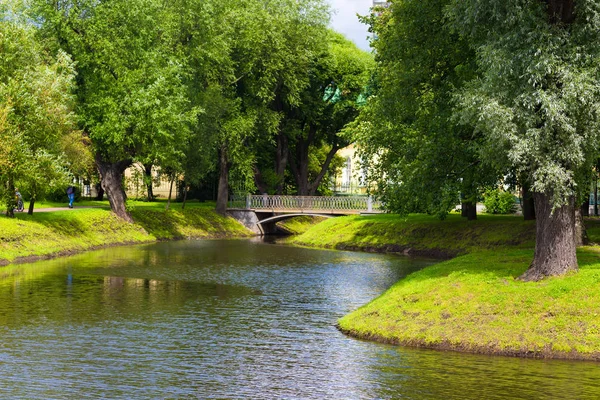 Parque Ciudad Con Caminatas Árboles Canales Día Verano — Foto de Stock