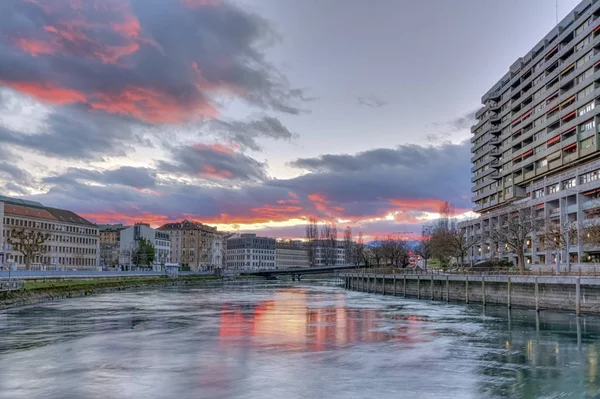 Rio Rhone Ponte Sous Terre Edifícios Pôr Sol Genebra Suíça — Fotografia de Stock