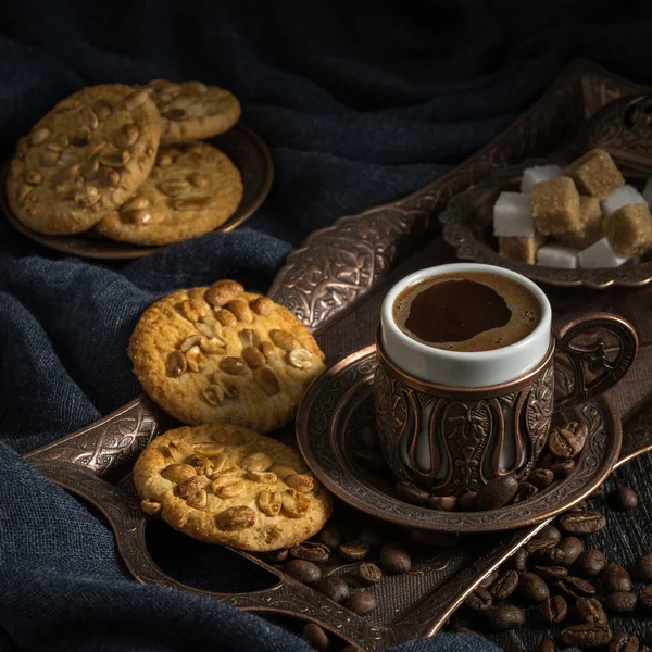 Fekete Kávé Gyönyörű Kelet Csésze Cookie Kat Sötét Háttér Sötét — Stock Fotó