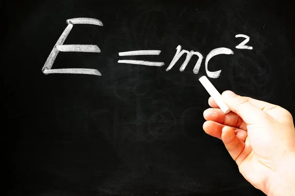 阿尔伯特 爱因斯坦的物理公式写在黑板上 — 图库照片