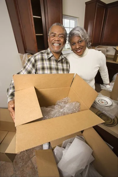 Portret Van Middelbare Leeftijd Afro Amerikaanse Echtpaar Met Verhuisdozen Keuken — Stockfoto
