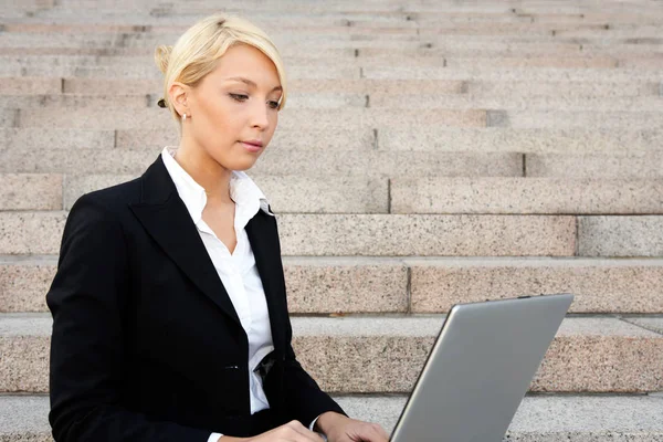 Joven Mujer Negocios Trabajando Remotamente Con Computadora Portátil — Foto de Stock