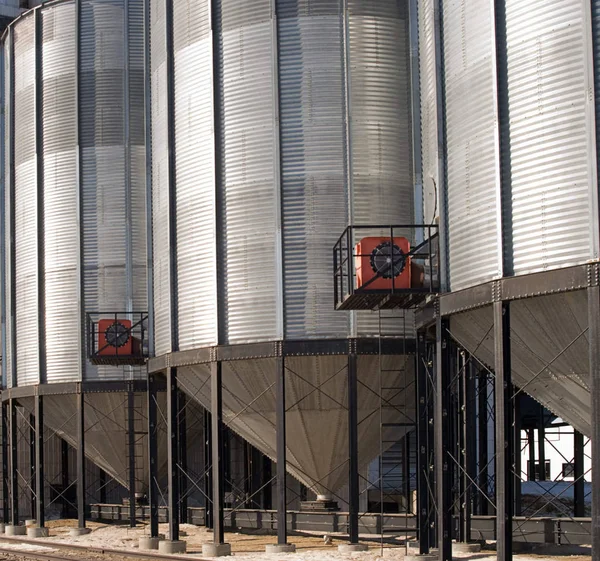 Vista Cerca Los Contenedores Grano Conectados Elevador Grano —  Fotos de Stock