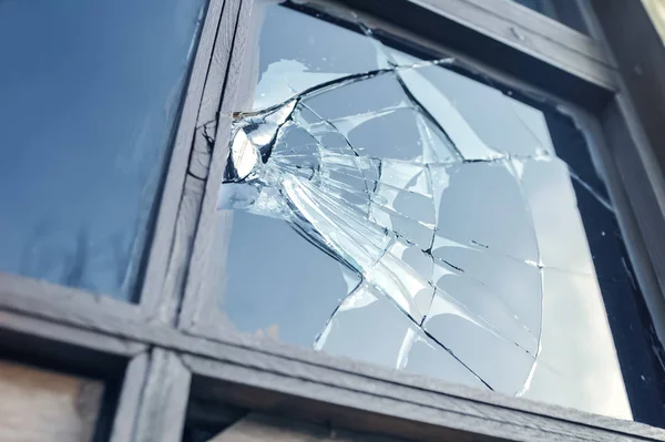 Fenêtre Verre Cassé Reflétant Ciel Bleu — Photo