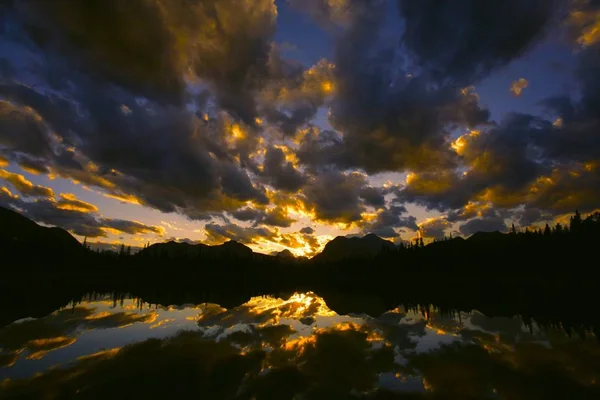 Awan Malam Saat Matahari Terbenam Danau Buller Daerah Kananaskis Dari — Stok Foto