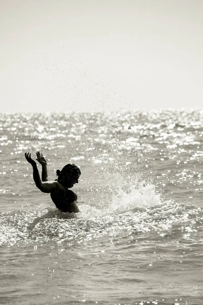 Σιλουέτα Μιας Υγρής Νεαρής Γυναίκας Μια Θάλασσα Που Κουνώντας Νερό — Φωτογραφία Αρχείου