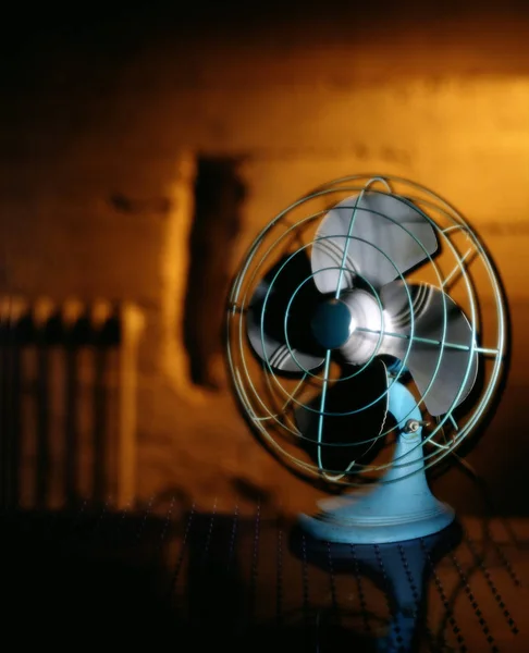 Ventilador Sala Elétrica Com Radiador Calor Fundo — Fotografia de Stock