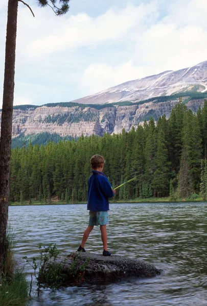 Chlapec Lovící Břehu Líbánky Jezero Jasper Nat Park Kanada — Stock fotografie