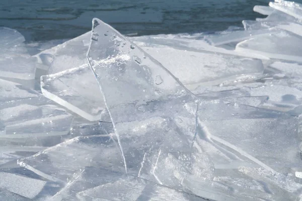冬の太陽の下で輝き 青空を映し出すブロッケン氷 — ストック写真