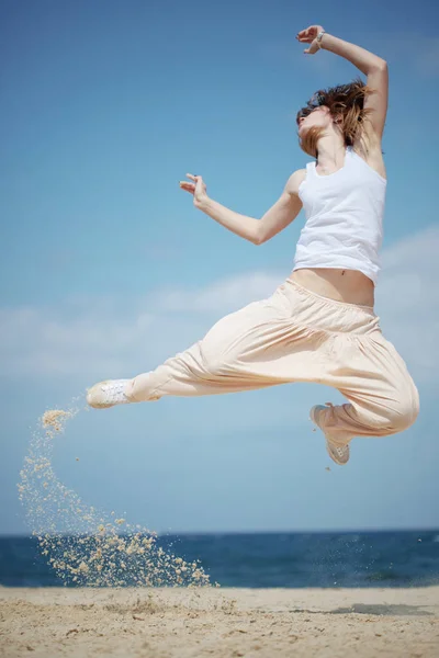 Chica Adolescente Bailando Hip Hop Saltando Playa Serie Verano — Foto de Stock