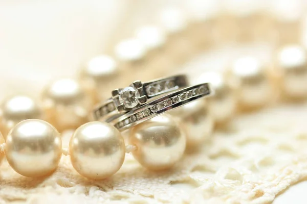 Anillo Compromiso Banda Boda Con Diamantes Collar Perlas —  Fotos de Stock