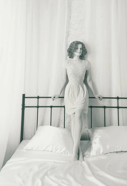 Attraktive Süße Mädchen Schlafzimmer Auf Dem Bett Vintage Kleid — Stockfoto
