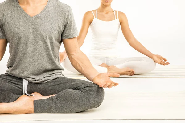 Pareja Joven Practicando Yoga Sentada Posición Loto Sobre Colchonetas Yoga — Foto de Stock