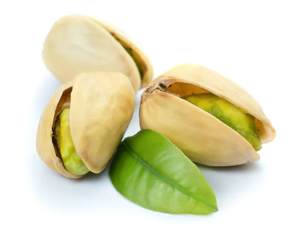 Tre Pistagenötter Med Leaf Isolerad Vit Bakgrund — Stockfoto