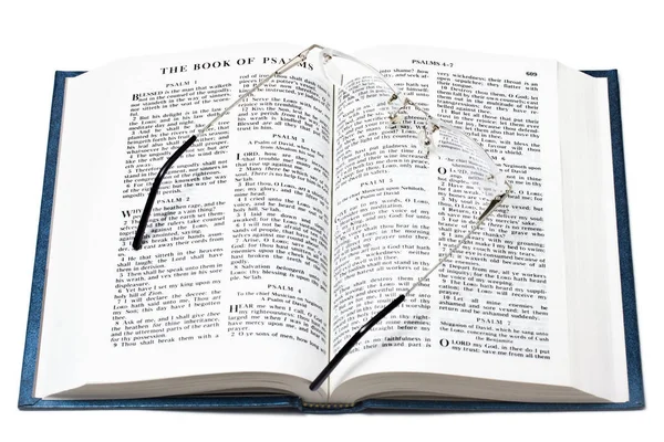 Gafas Sobre Biblia Abierta Cerca — Foto de Stock