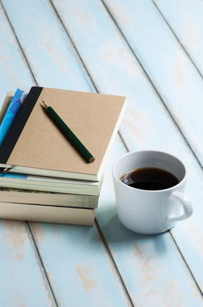 Kopp Kaffe Med Böcker Och Blyertspenna Himmelsblå Trägolv — Stockfoto