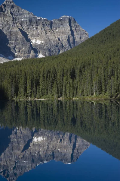 Озеро Морейн Національному Парку Банфф Канада — стокове фото