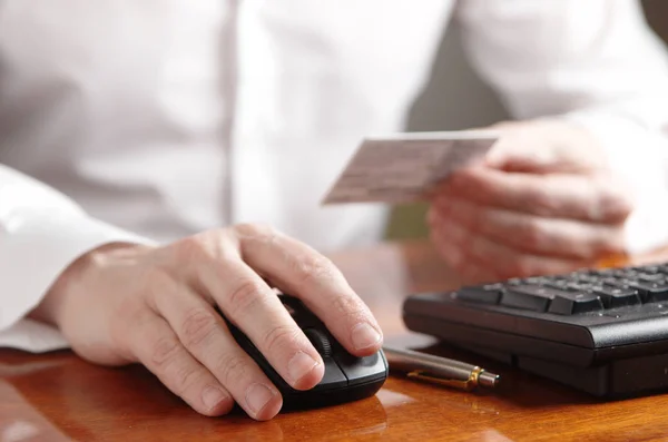 Hand Van Zakenman Computermuis Naast Het Toetsenbord — Stockfoto