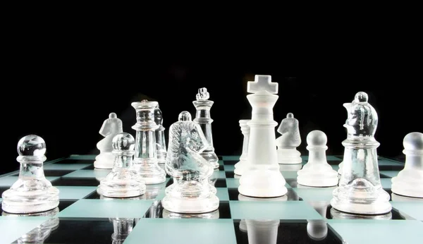 Γυαλί Πιόνια Μια Σκακιέρα Παγωμένος Γυαλί — Φωτογραφία Αρχείου