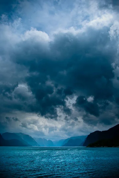 Fiordo Scuro Con Nuvole Scure Montagne Oceano — Foto Stock