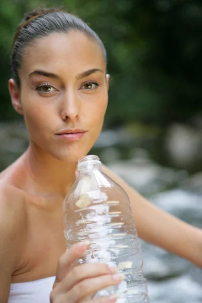 Mujer Bebiendo Agua Aire Libre — Foto de Stock