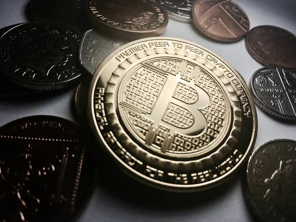 Moeda Criptomoeda Física Bitcoin Ouro Perto Dinheiro Conceito Financeiro — Fotografia de Stock