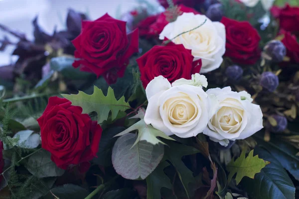 Strauß Mit Weißen Und Roten Rosen — Stockfoto