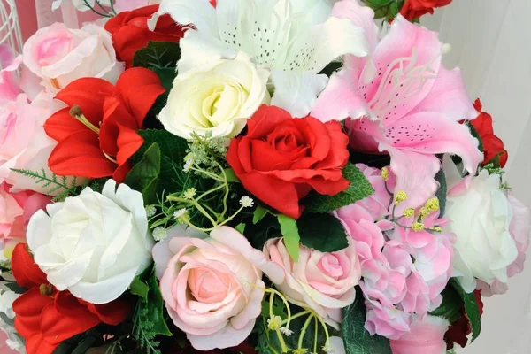 Bunter Blumenstrauß Bei Hochzeitsfeier — Stockfoto