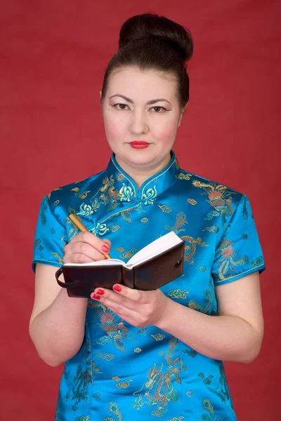 Chica Japonesa Con Cuaderno Fondo Rojo — Foto de Stock