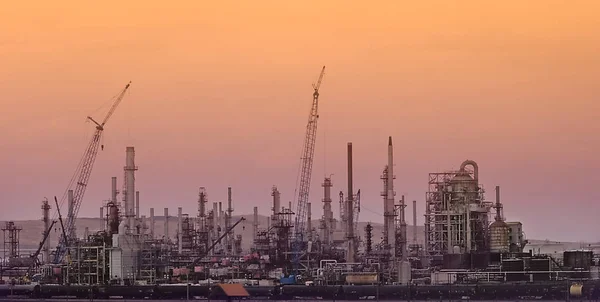 Refinería Petróleo Gas Natural Con Grúas Construcción Sobre Fondo Naranja —  Fotos de Stock