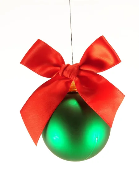 Boule Noël Verte Avec Arc Rouge Isolé Sur Blanc — Photo