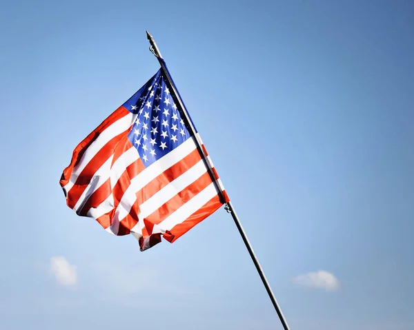 Μικρή Αμερικανική Σημαία Ένα Γαλάζιο Φόντο Στον Ουρανό — Φωτογραφία Αρχείου