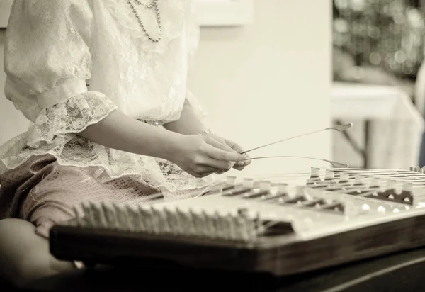 Mão Tocar Instrumento Musical Dulcimer Madeira Tailandesa Estilo Cor Vintage — Fotografia de Stock