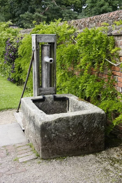 Old Fashioned Water Pump Garden — Stock Photo, Image