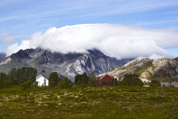 Piccolo Cortile Erge Bellissimo Scenario Con Montagna Nebbia — Foto Stock