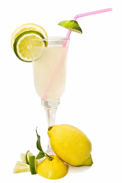 Tropisk Cocktail Den Vita Bakgrunden — Stockfoto